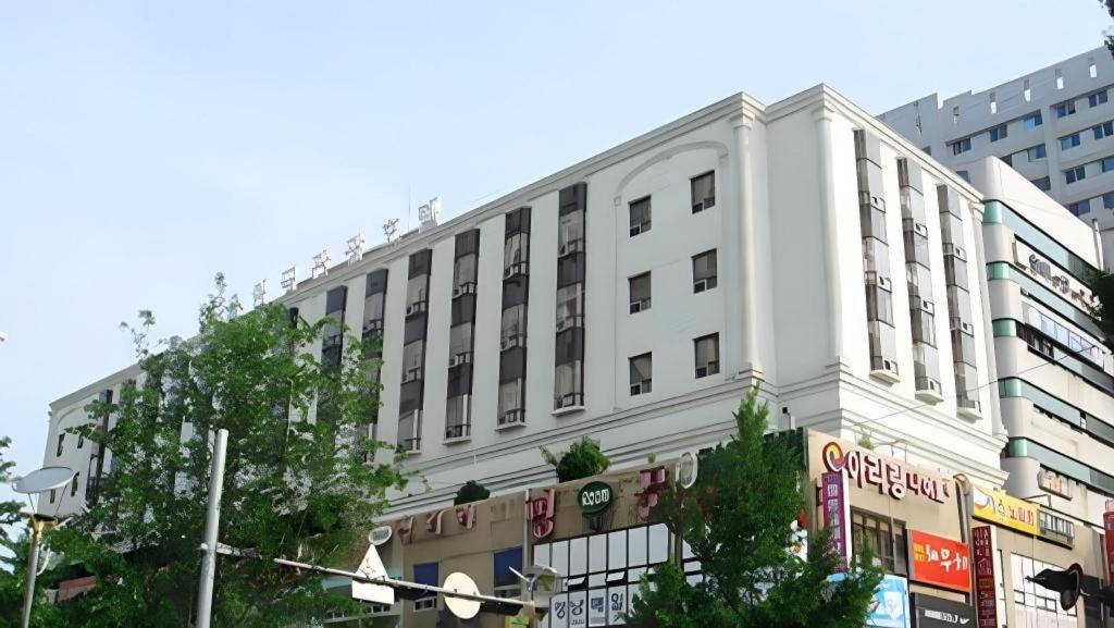 Hotel Olympic Чханвон Экстерьер фото